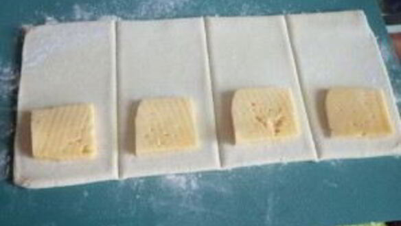 ШАГ 2. слойки из готового дрожжевого теста