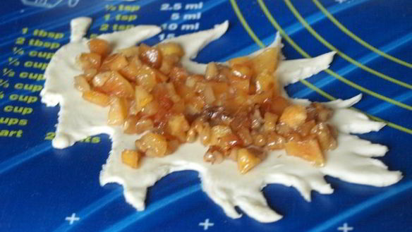 ШАГ 5. слойки с айвой и грецкими орехами