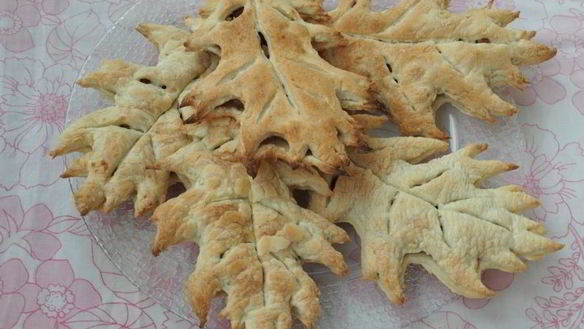 ШАГ 8. слойки с айвой и грецкими орехами