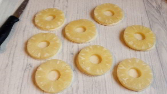 ШАГ 3. слойки с ананасом