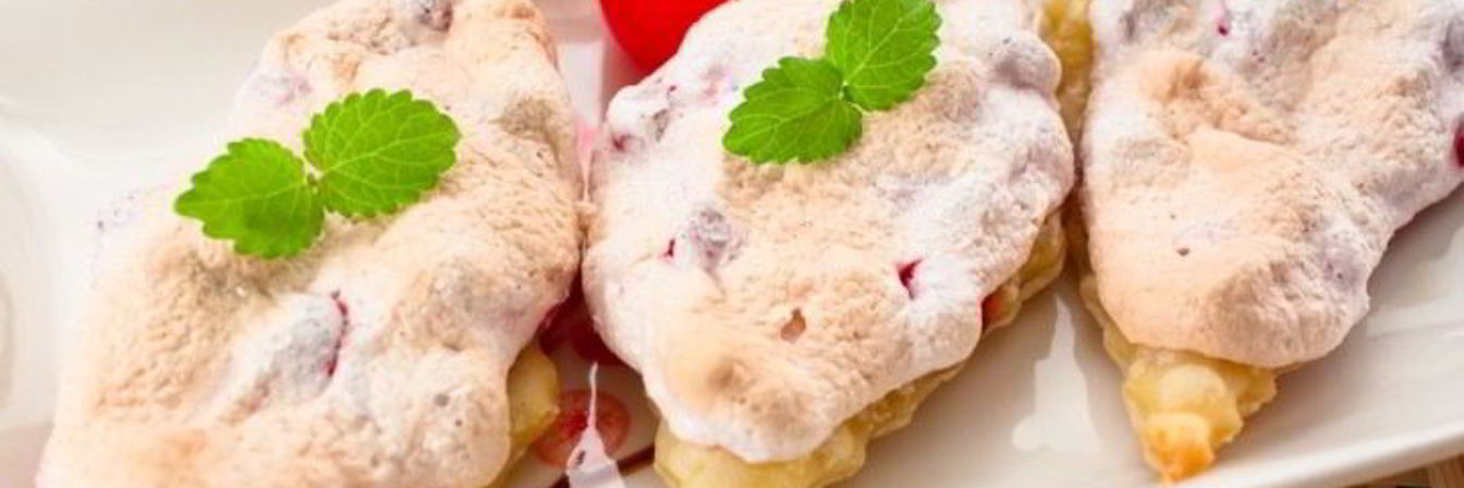 Слойки с брусникой