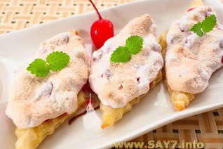 Слойки с брусникой