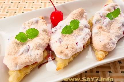 Слойки с брусникой