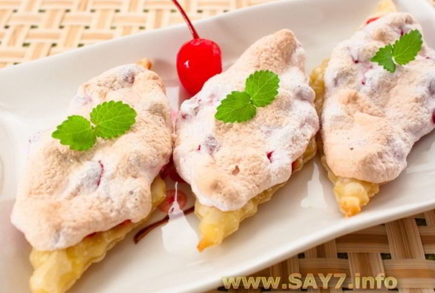 Слойки с брусникой