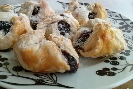 Слойки с черникой