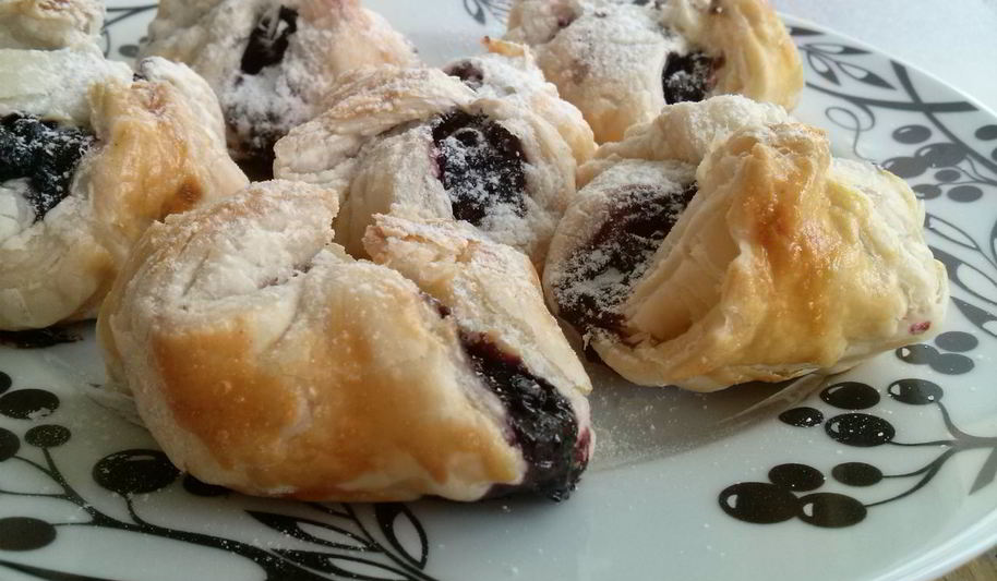 Рецепт слойки с черникой