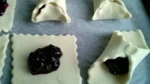 ШАГ 4. слойки с черникой