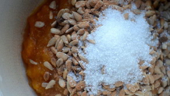 ШАГ 2. слойки с джемом и семечками