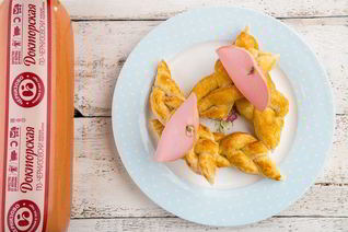 Слойки с колбасой