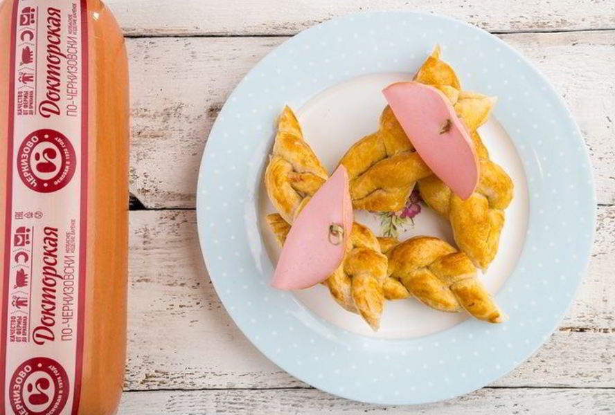 Слойки с колбасой