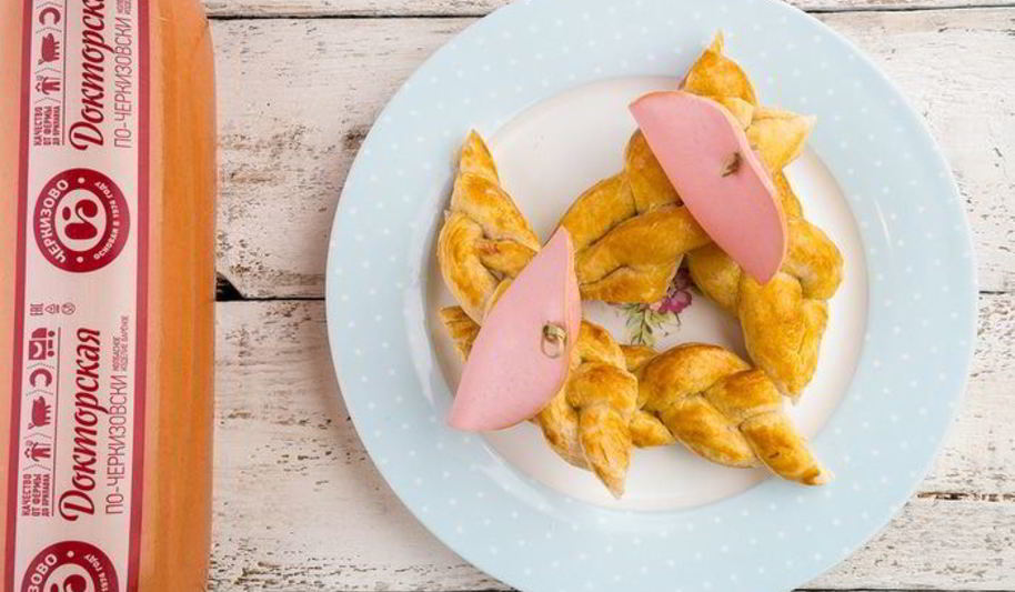 Рецепт слойки с колбасой