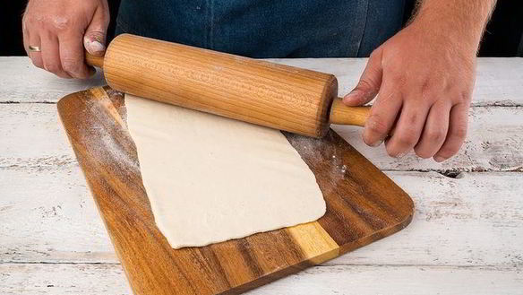 ШАГ 3. слойки с колбасой