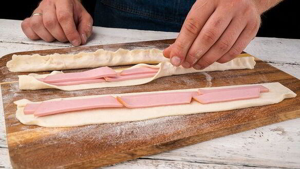 ШАГ 4. слойки с колбасой