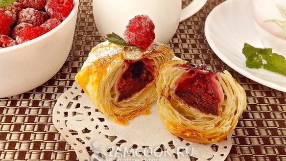 ШАГ 10. слойки с малиной и шоколадом