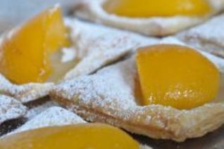 Слойки с персиками