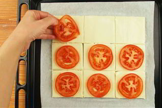 Слойки с помидорами