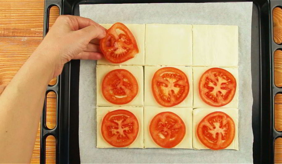 Рецепт слойки с помидорами