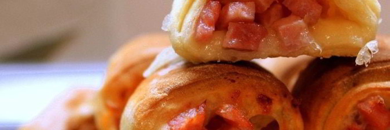 Слойки с ветчиной и моцареллой