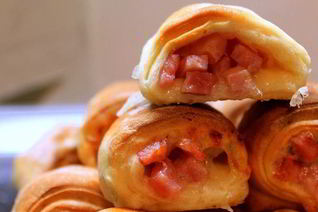 Слойки с ветчиной и моцареллой