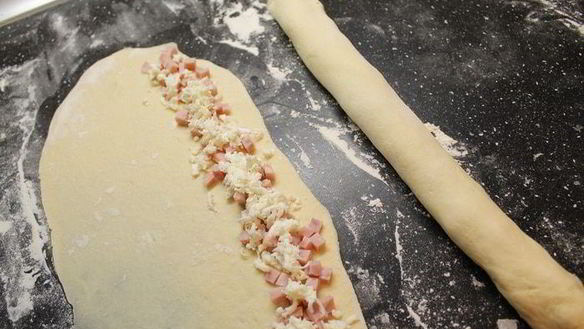 ШАГ 3. слойки с ветчиной и моцареллой