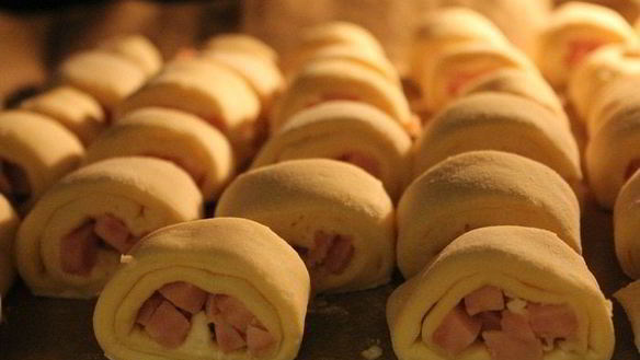 ШАГ 5. слойки с ветчиной и моцареллой