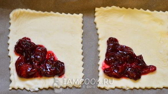 ШАГ 9. слойки с вишней