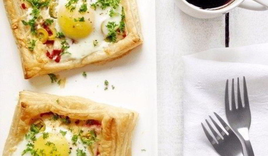 Рецепт слойки с яйцом, ветчиной и сыром