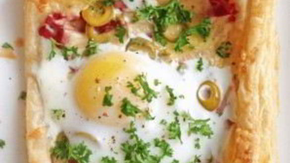 ШАГ 5. слойки с яйцом, ветчиной и сыром