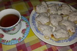 Слойки Сердечки с клубникой и сыром маскарпоне