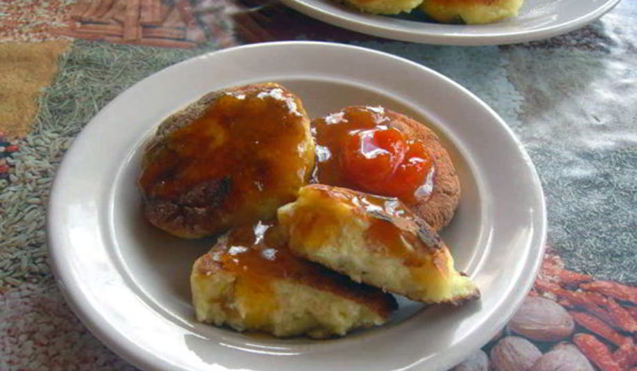 Рецепт кукурузные сырники с вяленой грушей