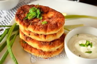 Несладкие сырники с начинкой из яйца и зеленого лука