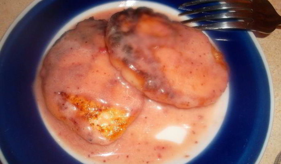 Рецепт нежнейшие сырники с соусом клубника со сливками