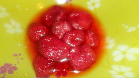 ШАГ 2. нежнейшие сырники с соусом клубника со сливками