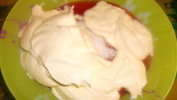 ШАГ 3. нежнейшие сырники с соусом клубника со сливками