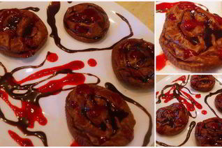 Шоколадные творожники с малиновым соусом и шоколадным топпингом