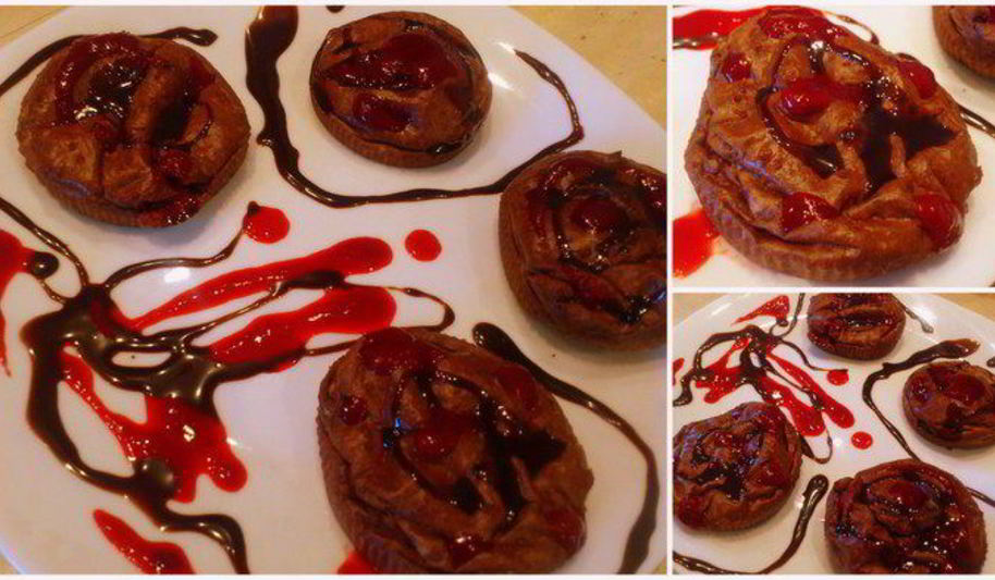 Рецепт шоколадные творожники с малиновым соусом и шоколадным топпингом