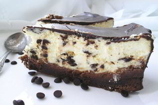 Сырник с шоколадными каплями и брауни