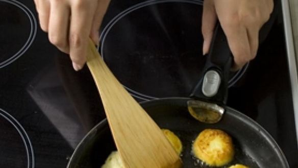 ШАГ 2. сырники из адыгейского сыра с брынзой