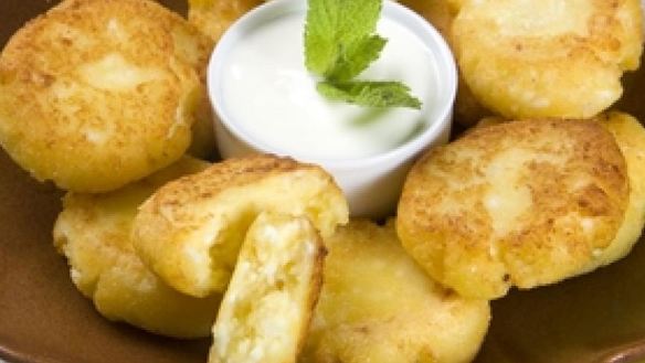 ШАГ 3. сырники из адыгейского сыра с брынзой