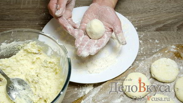 ШАГ 11. сырники из творога с изюмом