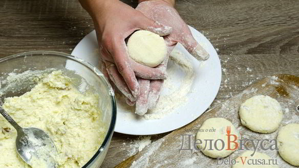 ШАГ 12. сырники из творога с изюмом