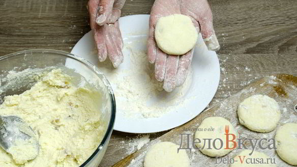 ШАГ 13. сырники из творога с изюмом