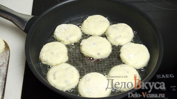 ШАГ 14. сырники из творога с изюмом