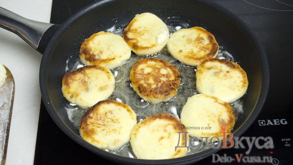 ШАГ 15. сырники из творога с изюмом