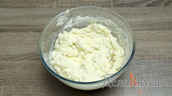 ШАГ 8. сырники из творога с изюмом