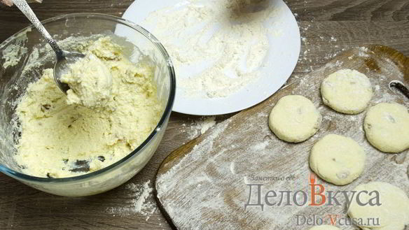 ШАГ 9. сырники из творога с изюмом