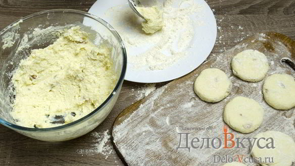 ШАГ 10. сырники из творога с изюмом