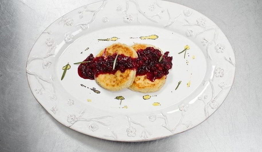 Рецепт сырники с бруснично-розмариновым вареньем