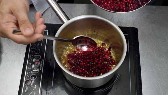 ШАГ 3. сырники с бруснично-розмариновым вареньем