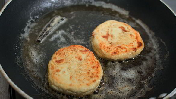 ШАГ 4. сырники с бруснично-розмариновым вареньем